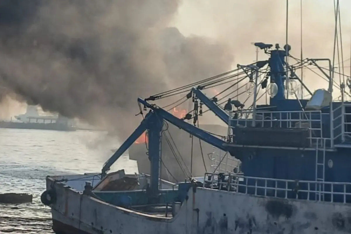 Kapal Terbakar di Muara Baru, Jakarta Utara