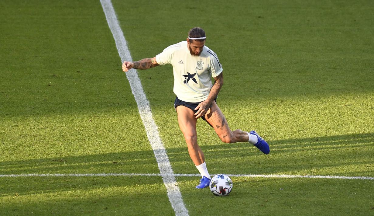 Bek Timnas Spanyol, Sergio Ramos, menendang bola saat sesi latihan jelang laga UEFA Nations League di Stuttgart, Jerman, Rabu (2/8/2020). Spanyol akan berhadapan dengan Jerman. (AFP/Thomas Kienzle)
