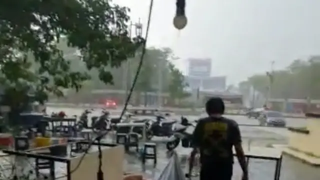 Badai di Kota Kendari dan Sulawesi tenggara, menyebabkan tiga orang warga tewas serta puluhan bangunan rusak.(Liputan6.com/Ahmad Akbar Fua)