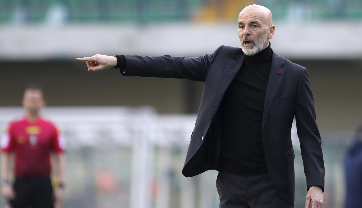 Pelatih AC Milan, Stefano Pioli, memberikan arahan kepada anak asuhnya saat melawan Verona pada laga Liga Italia di Stadion Bentegodi, Minggu (7/3/2021). AC Milan menang dengan skor 2-0. (Spada/LaPresse via AP)