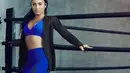 Demi Lovato terlihat seksi dalam balutan sport bra berwarna biru brand milik Kate Hudson. (SplashNews/Fabletics/HollywoodLife)