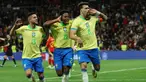 Pemain Brasil, Lucas Paqueta, melakukan selebrasi setelah mencetak gol ke gawang Spanyol pada laga persahabatan di Stadion Santiago Bernabeu, Rabu (27/3/2024). Kedua tim bermain sama kuat 3-3. (AFP/Pierre-Philippe Marcou)