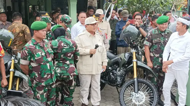 Menteri Pertahanan RI Prabowo Subianto mengunjungi Koramil 0912/Lembang dalam rangka pembagian motor untuk para Babinsa, Jumat (16/6/2023).