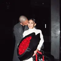 Intip gaya bucin Agnez Mo dan Adam Rosyadi saat anniversary ke-4 (@agnezmo)