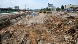 Suasana pengerjaan proyek penataan ulang Kalijodo, Jakarta, Kamis (14/4/2016). Pengerjaan di sepanjang Jalan Kepanduan II, mulai dari ujung di Jalan Teluk Gong, Jakarta Utara, hingga Jalan Tubagus Angke, Jakarta Barat.(Liputan6.com/Yoppy Renato)