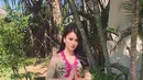Tak hanya pakai kebaya modern, Dara juga cantik dan menawan saat memakai kebaya khas Bali. Membiarkan rambutnya tergerai, Dara bak gadis Bali yang anggun. (Liputan6.com/IG/@darathevirgin)