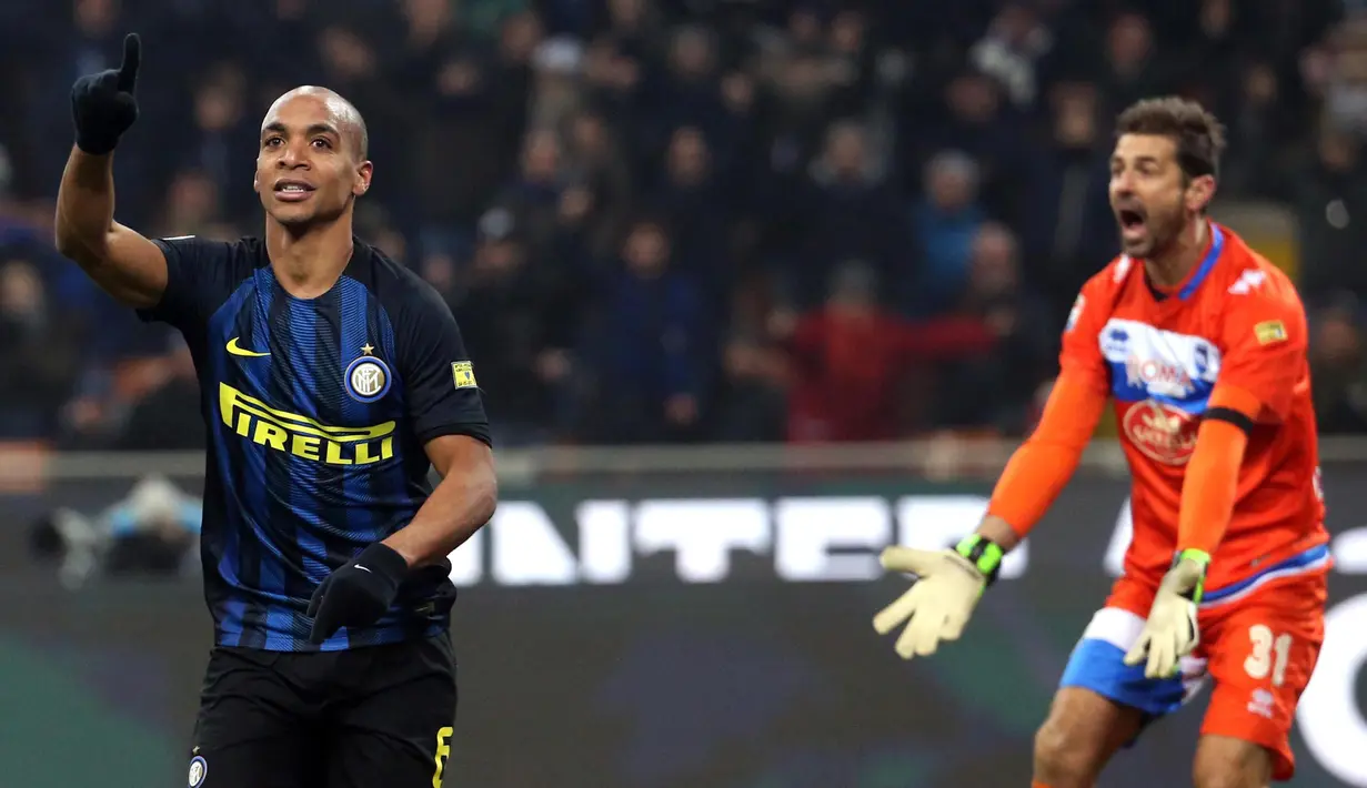 Selebrasi  pemain Inter Milan, Joao Mario usai membobol gawang Pescara yang dikawal Albano Bizzarri pada laga lanjutan Serie A di  Giuseppe Meazza stadium, Milan (28/1/2017). Inter menang 3-0.  (EPA/Matteo Bazzi)