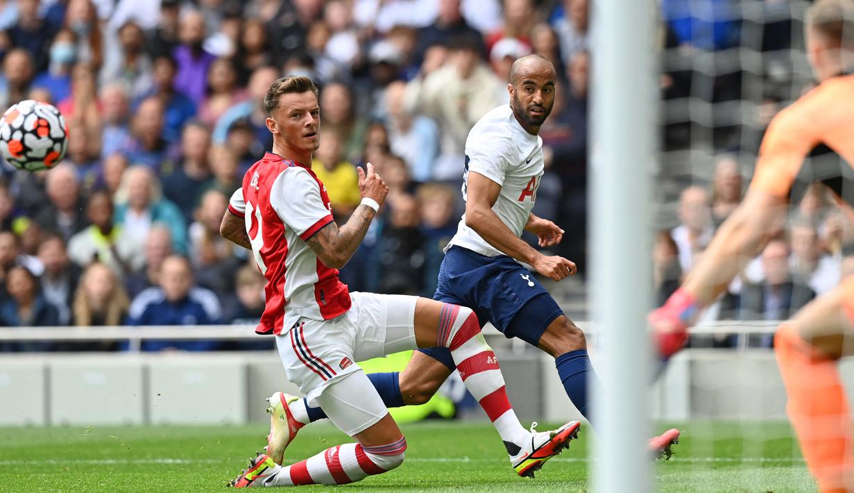 Tiga kali tampil bersama The Gunners termasuk laga perdananya melawan Brentford, Ben White ikut bertanggung jawab atas kekalahan yang berakibat mendapat hujatan sebab penampilannya dianggap jauh dari kata memuaskan. (AFP/Glyn Kirk)