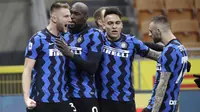 Para pemain Inter Milan merayakan gol yang dicetak oleh Milan Skriniar ke gawang Atalanta pada laga Liga Italia di Stadion Giuseppe Meazza, Senin (8/3/2021). Inter Milan menang dengan skor 1-0. (AP/Luca Bruno)