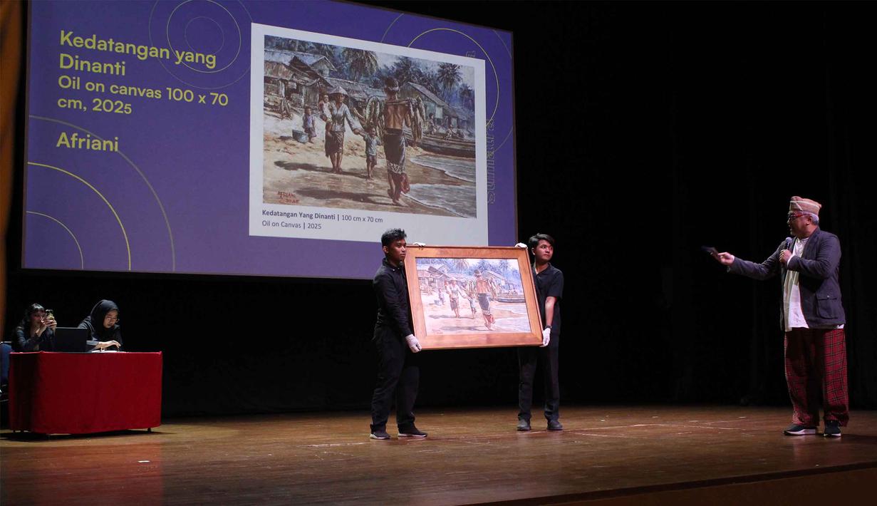 Nantinya hasil lelang akan sepenuhnya disalurkan sebagai donasi kemanusiaan kepada korban bencana Sumatra. Tampak dalam foto, Raden Rizki Mulyawan Kartanegara Hayang Denda Kusuma atau yang lebih dikenal dengan Dik Doank (kanan) memandu kegiatan Pameran Seni Rupa dan Lelang Lukisan di Teater Kecil, Taman Ismail Marzuki (TIM), Jakarta, Selasa (23/12/2025). (merdeka.com/magang/Rendi Saputra)
