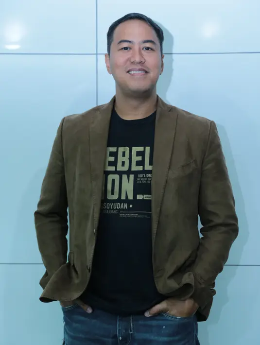 Aktor, komedian, penulis dan pegiat seni, Pandji Pragiwaksono memiliki cara unik dalam mengajak pemuda Indonesia dalam berkontribusi memajukan bangsanya. Lewat karya, cara Pandji untuk mengajaknya. (Adrian Putra/Bintang.com)