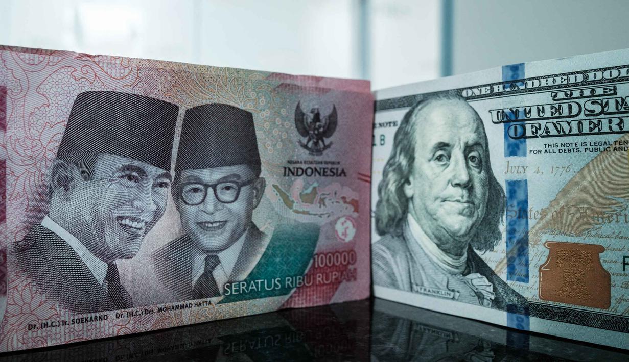 Uang kertas Rp 100.000 dipajang berdampingan dengan uang dolar Amerika Serikat di salah satu kantor penukaran, Jakarta, Kamis pada 4 Juni 2026. (Yasuyoshi Chiba/AFP)