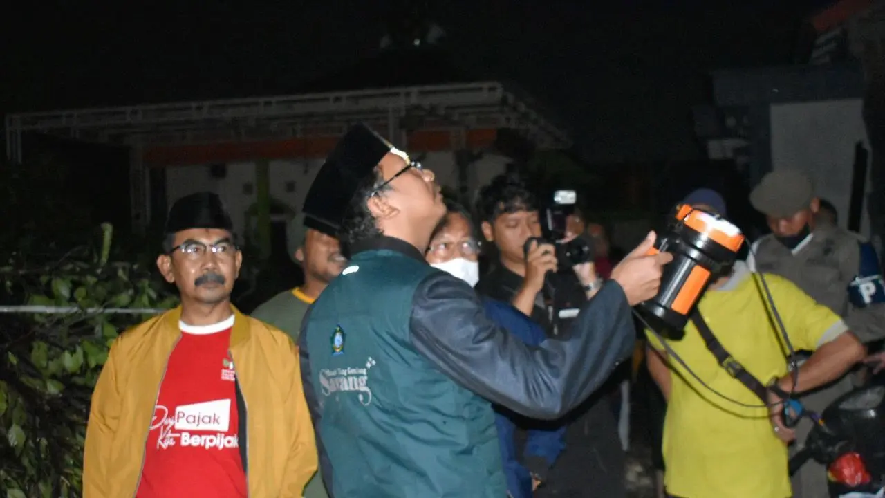 Bupati Sidoarjo Ahmad Muhdlor Ali atau Gus Muhdlor saat meninjau rumah warga yang jadi korban angin puting beliung. (Dian Kurniawan/Liputan6.com)