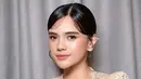 Kebaya tersebut dihiasi dengan detail bordiran lembut serta aksen puffed pada bahu yang menambahkan kesan elegan dan klasik. [@audimarissa].