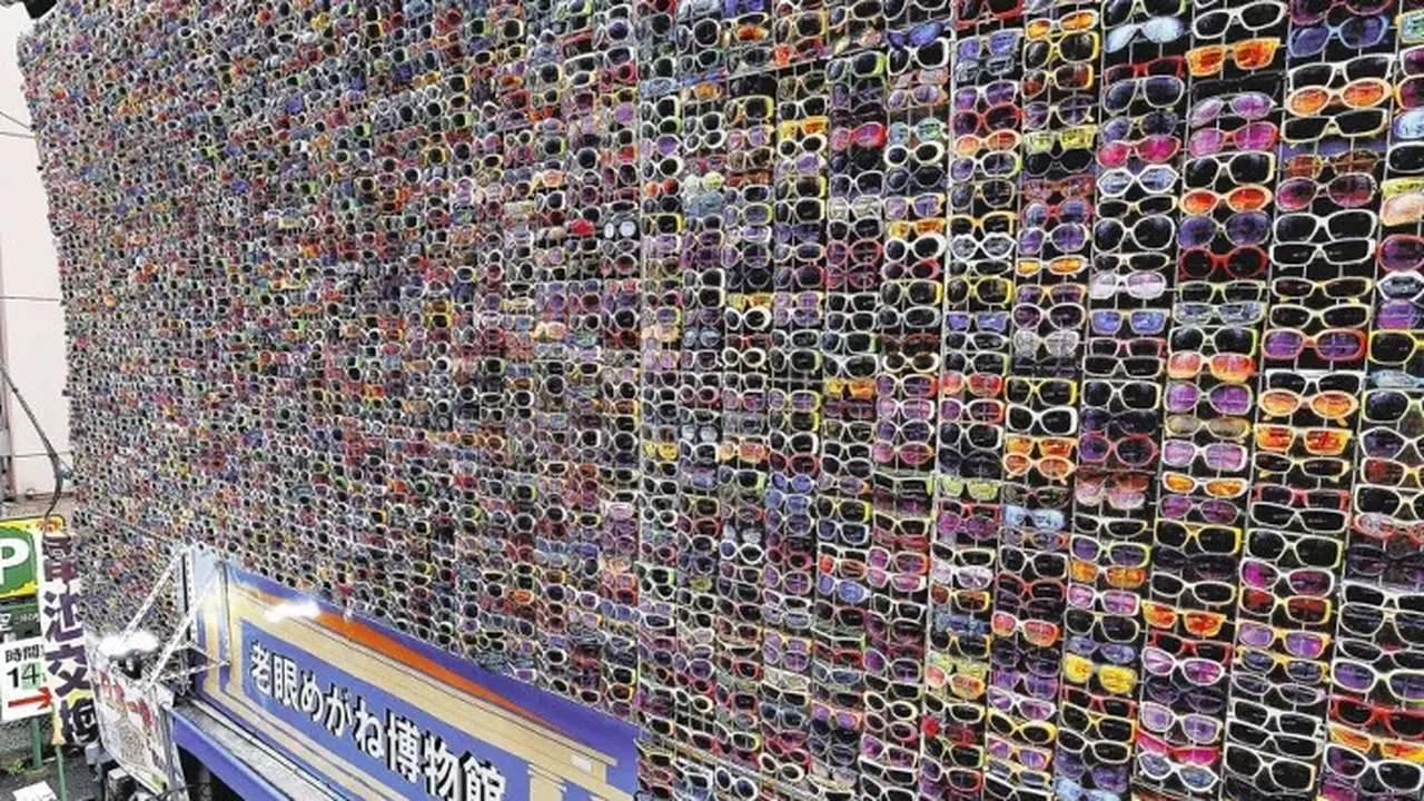 Toko Kacamata Unik di Jepang