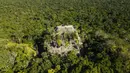 <p>Pemandangan udara areal Piramida La Danta di situs arkeologi El Mirador, San Adres, Guatemala, 17 Januari 2023. Salah satu piramida terbesar di dunia tersebut ditemukan di antara hutan yang luas Guatemala berkat bantuan teknologi. (Carlos ALONZO/AFP)</p>