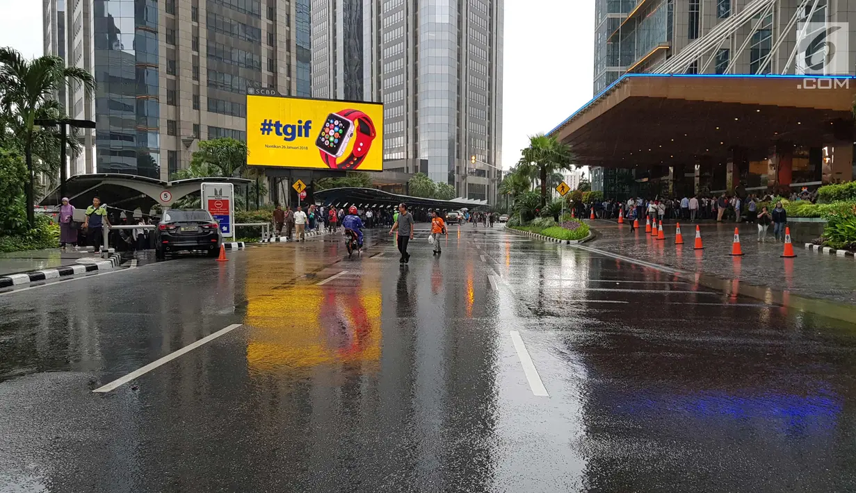 Suasana jalan akses menuju Bursa Efek Indonesia, Jakarta, Senin (15/1). Belum ada penjelasan resmi dari pihak terkait tentang penyebab robohnya koridor dua BEI. (Liputan6.com/Herman Zakharia)
