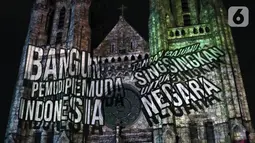 Pemutaran video mapping di Gereja Katedral menampilkan penggalan lagu-lagu semangat nasionalisme, Jakarta, Minggu (27/12/2019). Pemutaran video mapping ini untuk memperingati Hari Sumpah Pemuda ke-91 dan berlangsung hingga 28 Oktober. (Liputan6.com/Helmi Fithriansyah)