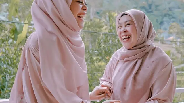 Potret Kebersamaan Lesti Kejora Bareng Mama Redi, Selalu Memuliakan Sang Ibu