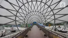 Pemandangan dari atas JPO Flyover Tapal Kuda Lenteng Agung, Jakarta, Minggu (29/8/2021). Meski belum resmi dibuka untuk umum, JPO Flyover Lenteng Agung sudah digunakan warga setempat untuk menyeberang perlintasan kereta api. (merdeka.com/Iqbal S Nugroho)