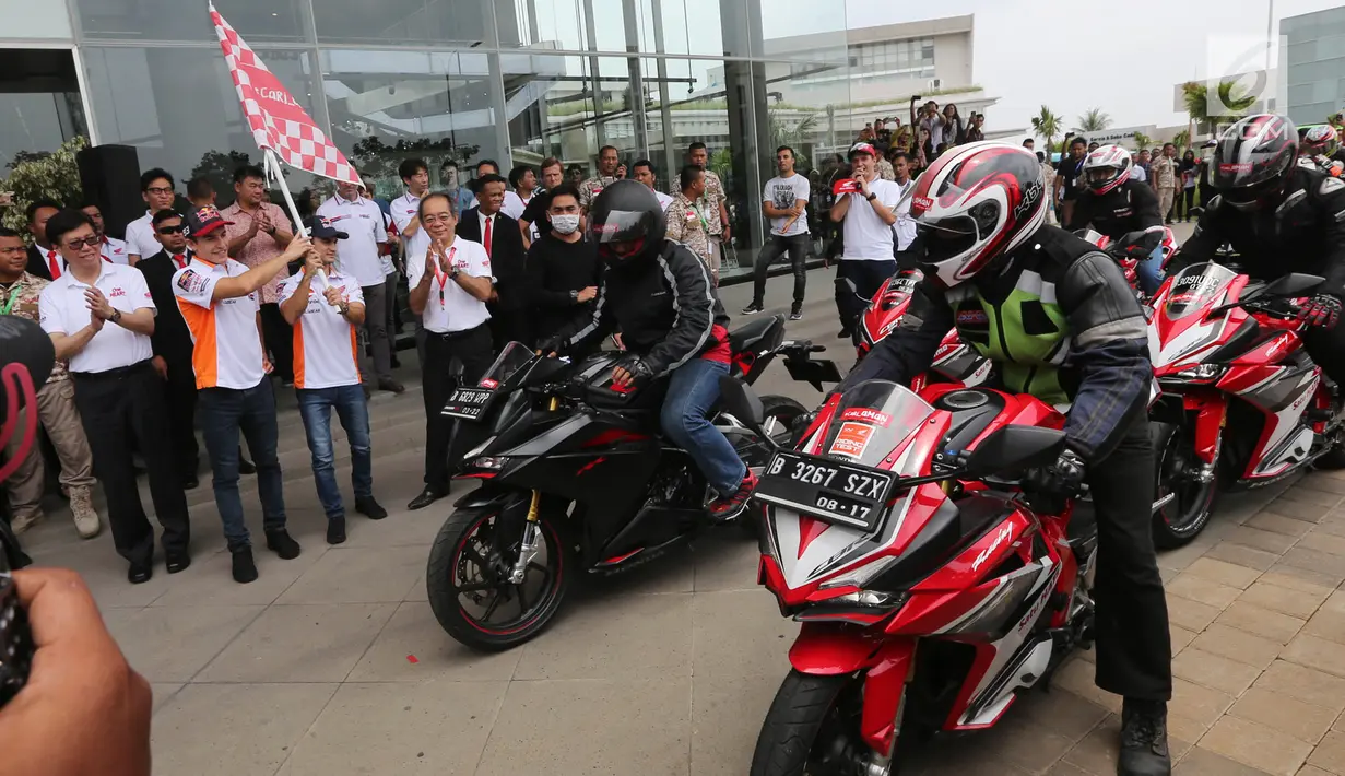 Pembalap MotoGP Marc Marquez dan Dani Pedrosa melakukan flagging dalam acara kampanye keselamatan berkendara di BSD, Tangsel (10/17). Dalam acara ini, AHM Ingin generasi muda Indonesia selalu mengutamakan keselamatan berkendara. (Liputan6.com/Pool/Bon)