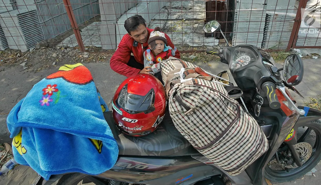 Pemudik sepeda motor beristirahat di pinggir jalan Jalur Puntura, Jawa Barat, Minggu (2/6/2019). Warung pinggir jalan dan masjid jadi lokasi favorit pemudik sepeda motor melepas lelah saat melintasi Jalur Pantura (Liputan6.com/Herman Zakharia)