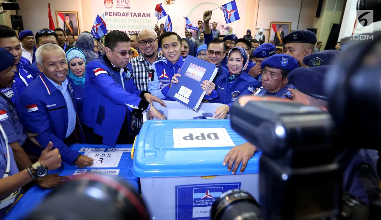 Badan Pemenangan Pemilu Partai Demokrat Ibas Edhie Baskoro Yudhoyono (tengah) menyerahkan berkas saat mendaftarkan partainya ke KPU Jakarta, Senin (16/10). Partai Demokrat resmi mendaftar sebagai peserta Pemilu 2019 (Liputan6.com/JohanTallo)
