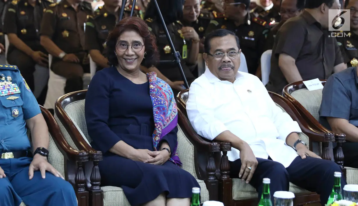 Menteri Kelautan dan Perikanan Susi Pudjiastuti (kiri) bersama Jaksa Agung HM Prasetyo saat serah terima kapal Silver Sea 2 (SS2) di Jakarta, Kamis (14/2). SS2 disita karena mencuri ikan di perairan Indonesia. (Liputan6.com/Immanuel Antonius)