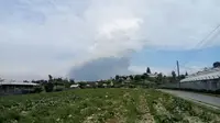 Gunung Sinabung erupsi dan tak tertutup debu hingga siang, Rabu (2/8/2017) (Liputan6.com / Reza Efendi)