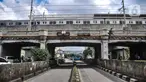 Rangkaian kereta listrik (KRL) melintas di atas Jembatan Kereta Matraman, Jakarta Timur, Senin (10/1/2022). Jembatan Kereta Matraman menjadi satu dari 14 objek yang ditetapkan sebagai cagar budaya oleh Dinas Kebudayan DKI Jakarta. (merdeka.com/Iqbal S. Nugroho)