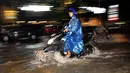 Salah satu pengendara motor nekat menerobos genangan air di kawasan Kemang, Jakarta Selatan, (11/8/2014). (Liputan6.com/Miftahul Hayat)