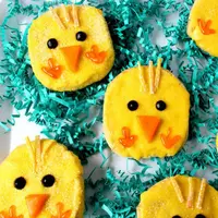 Hiasi meja ruang tamu dengan kue-kue Paskah yang lucu.