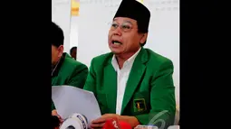Ketua Umum PPP Djan Faridz membacakan putusan mukernas, salah satunya mendukung Perppu Nomor 1 Tahun 2014 tentang pilkada langsung, Jakarta, Jumat (12/12/2014). (Liputan6.com/Andrian M Tunay)