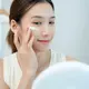 Ilustrasi perempuan melakukan morning skincare routine. (c) shisuka/Depositphotos