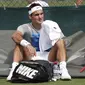 Petenis Swis, Roger Federer bersantai sejenak usai mengikuti sesi latihan di Wimbledon tennis club, London, (1/7/2017). Turnament Wimbledon 2017 akan berlangsung pada  3-16 Juli 2017. (AFP/Adrian Dennis)