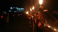 Warga Gorontalo menggelar tradisi tumbilotohe atau menyalakan berjuta lampu minyak pada akhir Ramadan. (Liputan6.com/Arfandi Ibrahim)