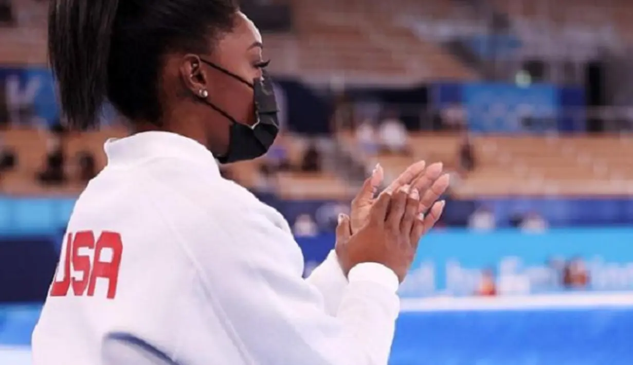 Simone Biles dan manikur kuku yang warna warni. Simone Biles memilih tampilan French Manicure yang ditambah sentuhan lembut dari warna-warna lain. Foto: Instagram @simonebiles.