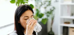 Ilustrasi seorang wanita minum collagen water. ©Karola G/Pexels.com.