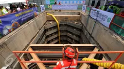 Seorang pekerja bersiap mengecek kanal yang ada di proyek pembangunan sodetan kali Ciliwung ke Kanal Banjir Timur di Jalan Otista III Jakarta, Senin (12/10/2015). Penyelesaian proyek tersebut sudah mencapai 54 persen. (Liputan6.com/Helmi Fithriansyah)