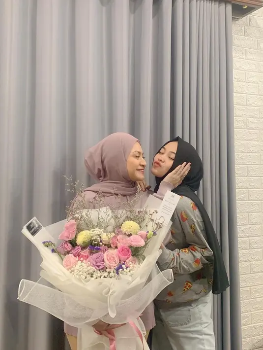 Nathalie pun bercerita kalau ia tidak merasa sulit berbagi kasih sayang kepada anak-anak sambungnya tersebut. Ia menjelaskan, bahwa dirinya berusaha adil membagi rasa kasih sayang tersebut. (Instagram/nathalieholscher)