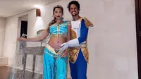 Irfan dan Jennifer Bachdim tampil dalam balutan kostum di pesta perayaan Halloween. (dok. Instagram @jenniferbachdim/https://www.instagram.com/p/CHAiGt3ndEv/)