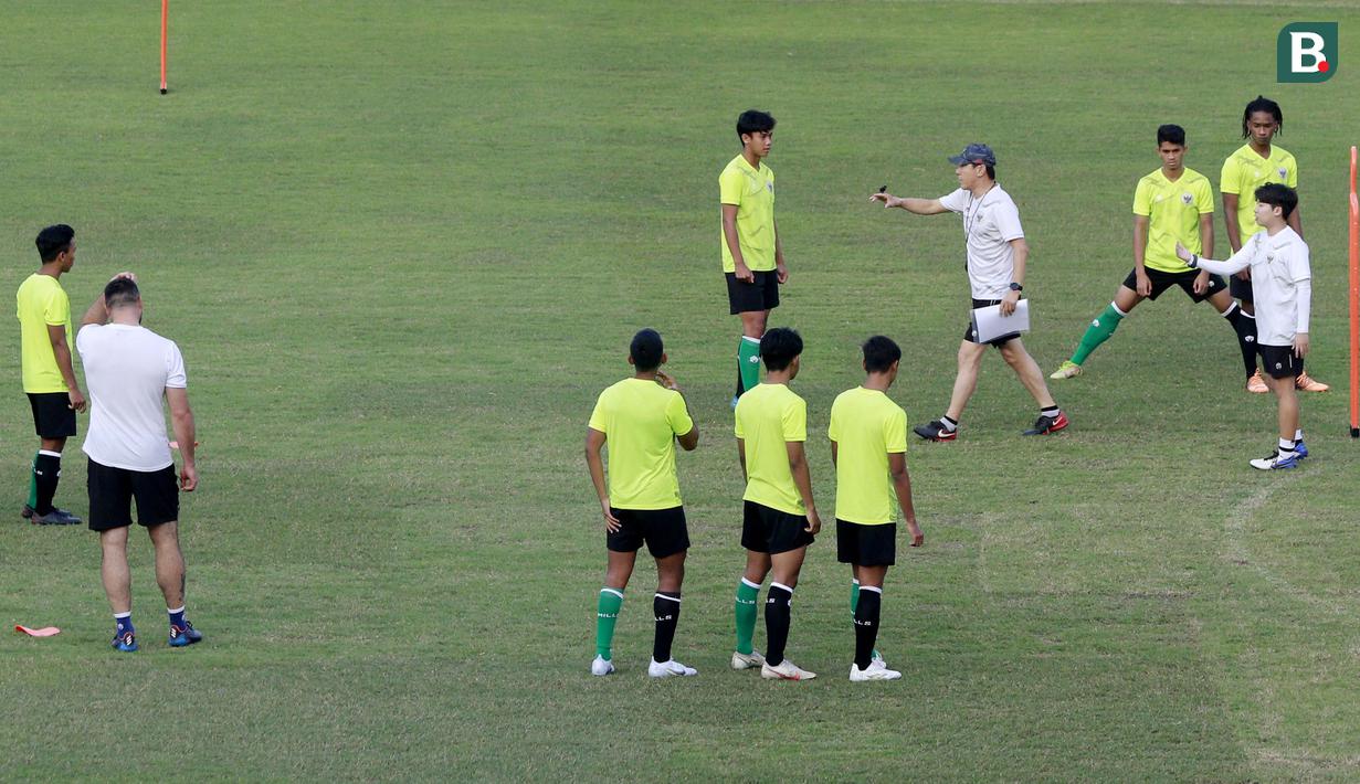 Namun pelatih Timnas Indonesia U-19, Shin Tae-yong mengatakan bahwa Jim Croque, Kai Boham, dan Max Christoffel hanya berlatih bersama timnya. Ketiganya tidak dapat bertanding di Piala AFF U-19 2022. (Bola.com/M Iqbal Ichsan)