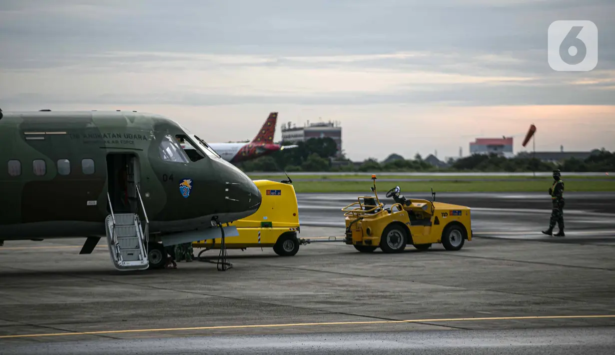 Pesawat TNI AU siap untuk diberangkatkan mencari pesawat Sriwijaya Air SJ 182 di Lanud Halim Perdanakusuma, Jakarta, Minggu (10/1/2021). TNI AU memberangkatkan tiga alutsista untuk mencari Sriwijaya Air SJ 182 yang hilang kontak di sekitaran perairan Kepulauan Seribu. (Liputan6.com/Faizal Fanani)