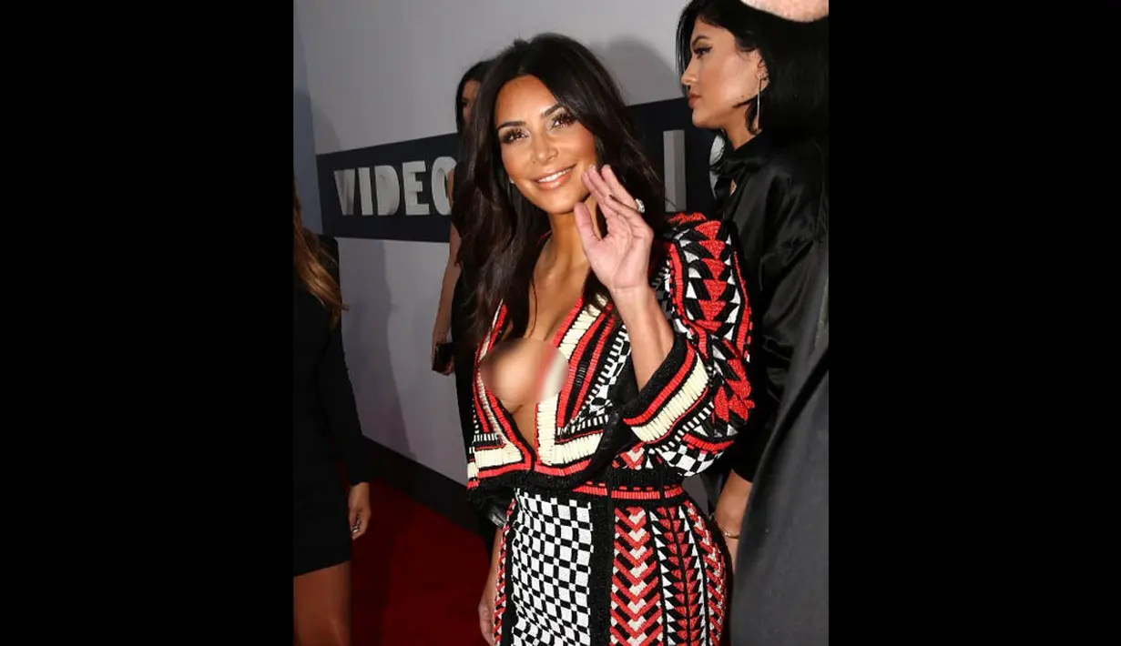 Motif geometris dengan atasan cape milik wanita 33 tahun itu dibuat dari payet-payet yang membuat gaun ini lebih memukau, California, Minggu (24/8/14). (Christopher Polk/Getty Images for MTV/AFP)