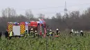 Pemadam kebakaran memeriksa lokasi kecelakaan udara antara pesawat kecil dengan helikopter di Philippsburg, Jerman, Selasa (23/1). Kecelakaan terjadi sekitar 5 km dari Kota Philippsburg yang memiliki sebuah reaktor nuklir. (Rene Priebe/dpa via AP)