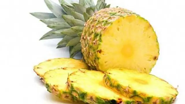 Buah nanas, salah satu makanan alkali dengan pH 8,5 (©michfb.com)