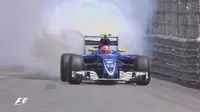 Pebalap Sauber, Felipe Nasr, menjadi pebalap pertama yang gagal dalam kualifikasi pertama F1 GP Monako, Sabtu (28/5/2016), setelah mengalami kerusakan mesin. (Bola.com/Twitter/F1)