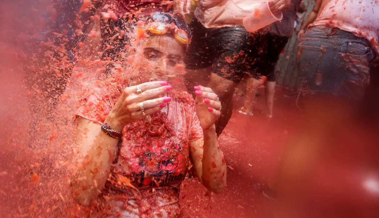 Peserta Festival Tomatina mandi tomat di Bunol, Valencia, Spanyol, Rabu (31/8). Setidaknya 20 ribu orang akan ikut serta dalam acara tahunan yang berlangsung satu jam itu. (REUTERS / Heino Kalis)