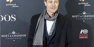 Pasca digugat cerai Angelina Jolie, Brad Pitt terbilang jarang untuk tampil di depan umum. Namun beberapa hari lalu ia hadir di acara penggalangan dana di Malibu dan terlihat sangat bahagia. (doc.aceshowbiz.com)