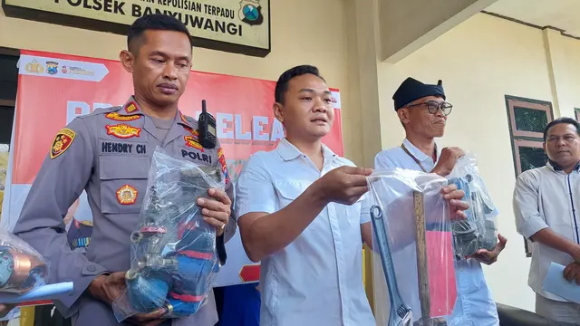Polisi tunjukkan barang bukti meteran dan lainnya dalam konfrensi pers di Mapolsek Banyuwangi Kota.
